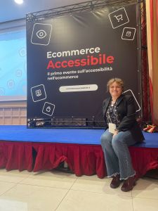 Cinzia seduta sul palco di e-commerce accessibile